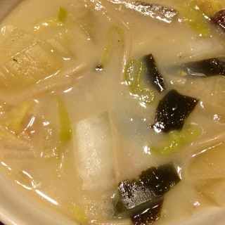 白菜と大根と昆布のミルク味噌スープ。